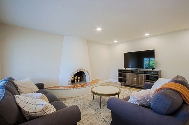 Living room with fireplace, sofas and TV